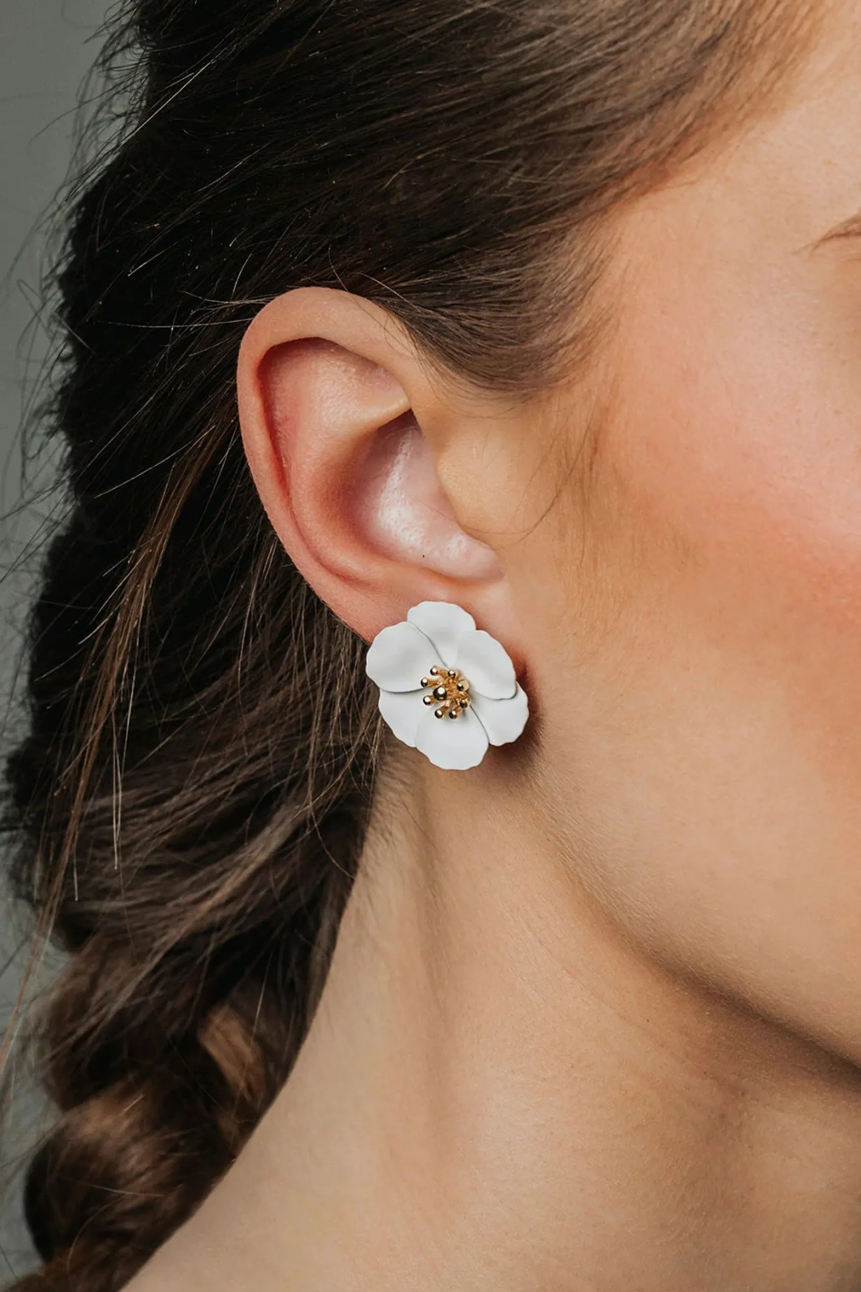 Sale BOW19 details Flower small earrings, matt white