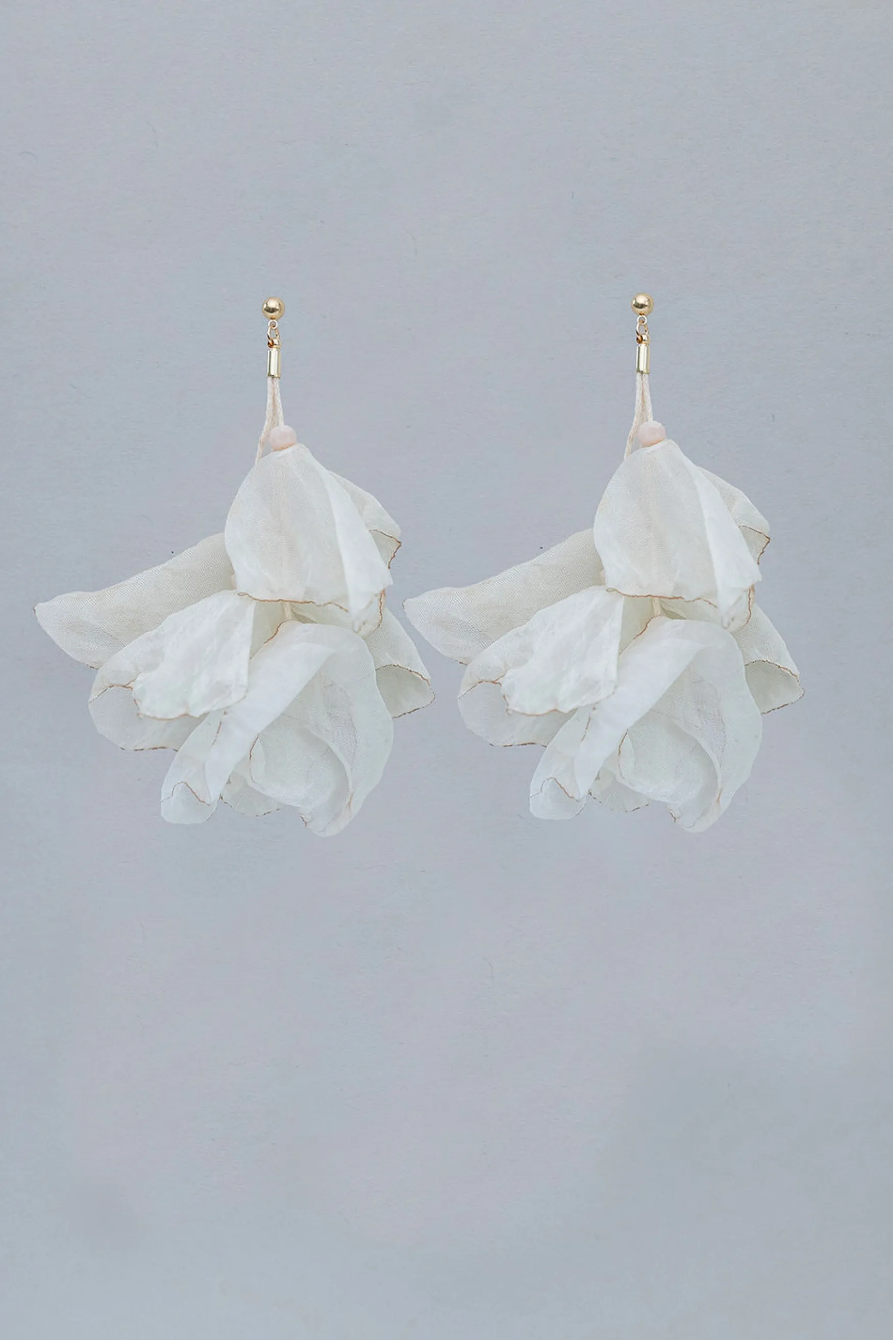 Online BOW19 details Flowy earrings, beige w gold