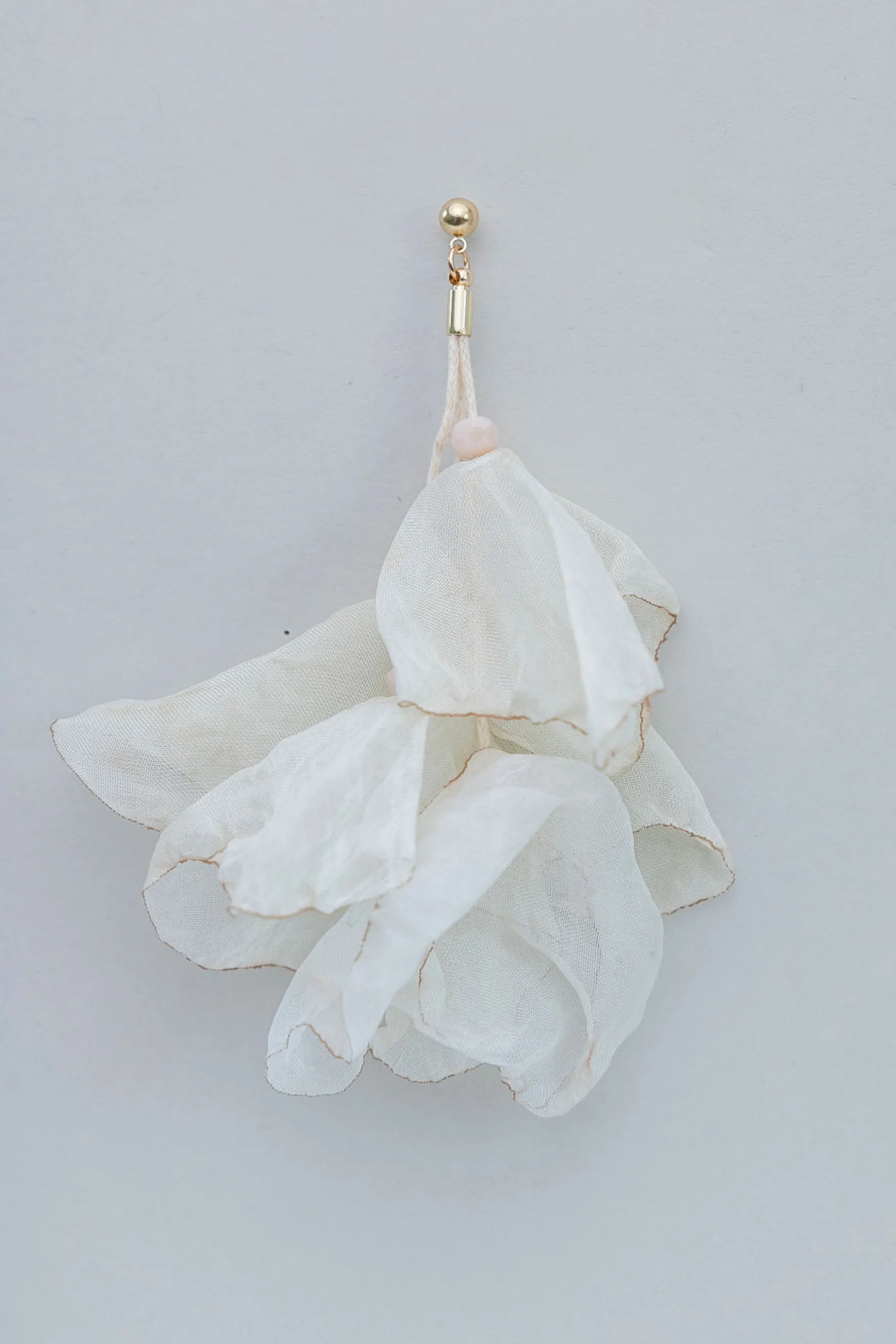 Online BOW19 details Flowy earrings, beige w gold