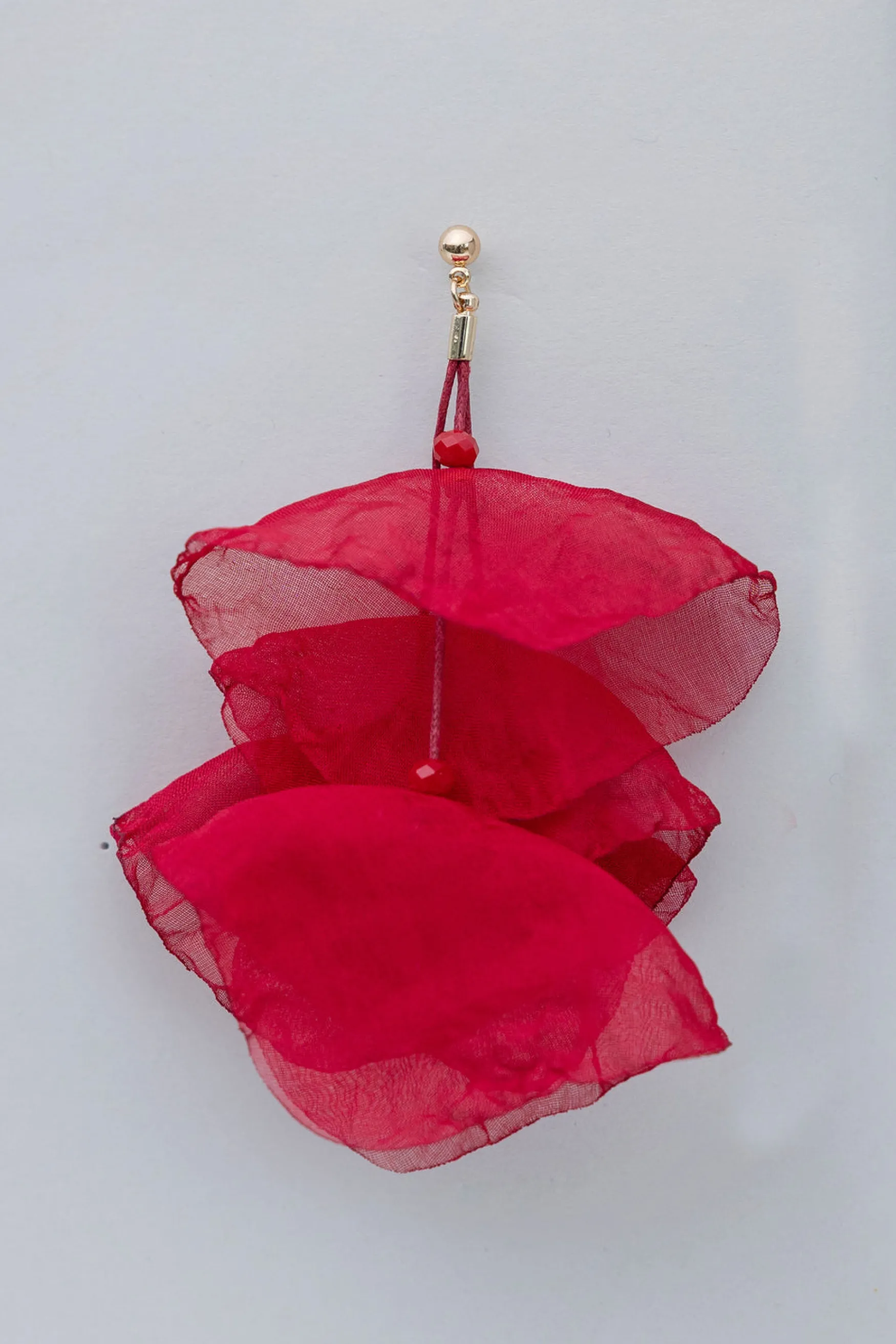 Online BOW19 details Flowy earrings, red w gold