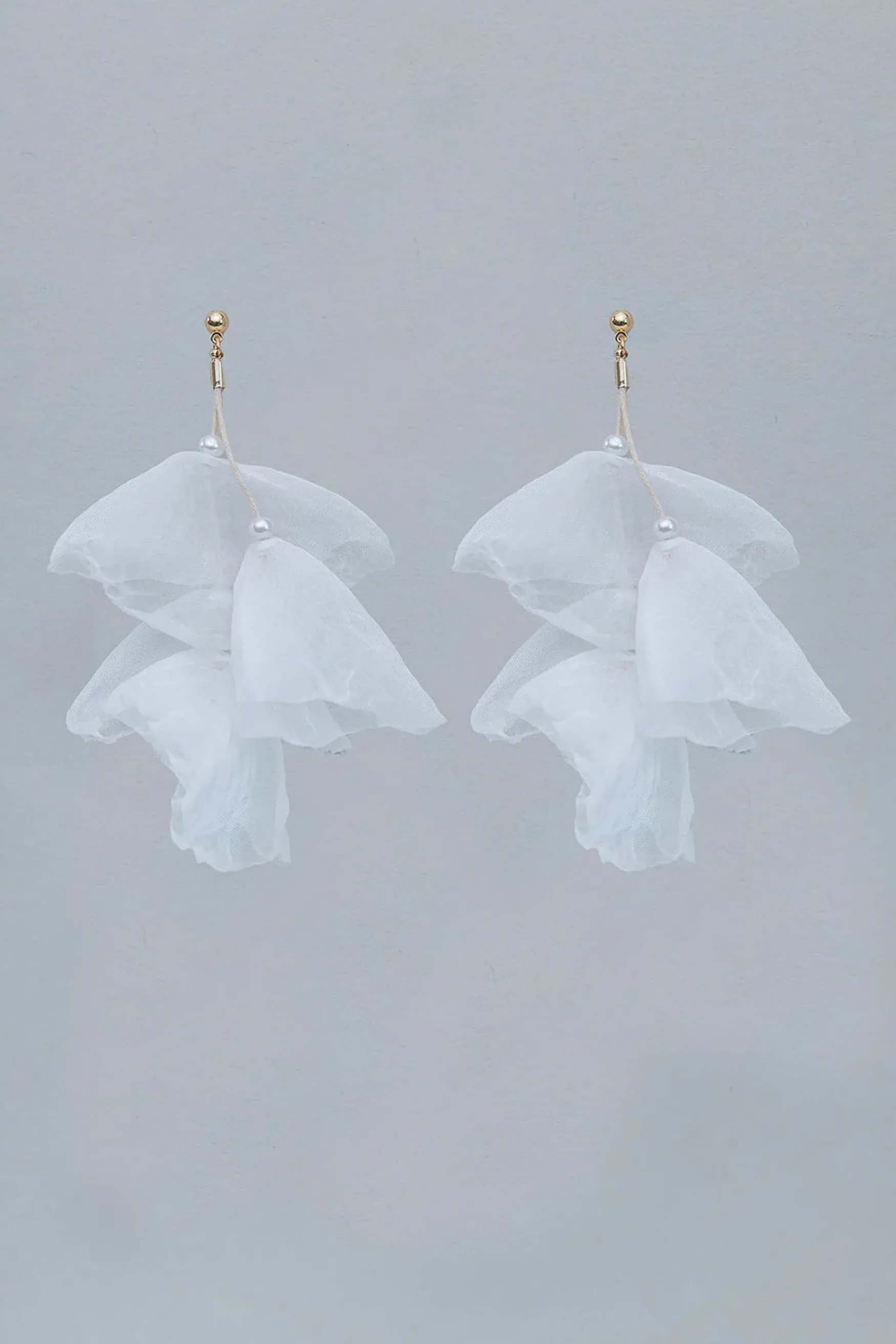 Outlet BOW19 details Flowy earrings, white w gold