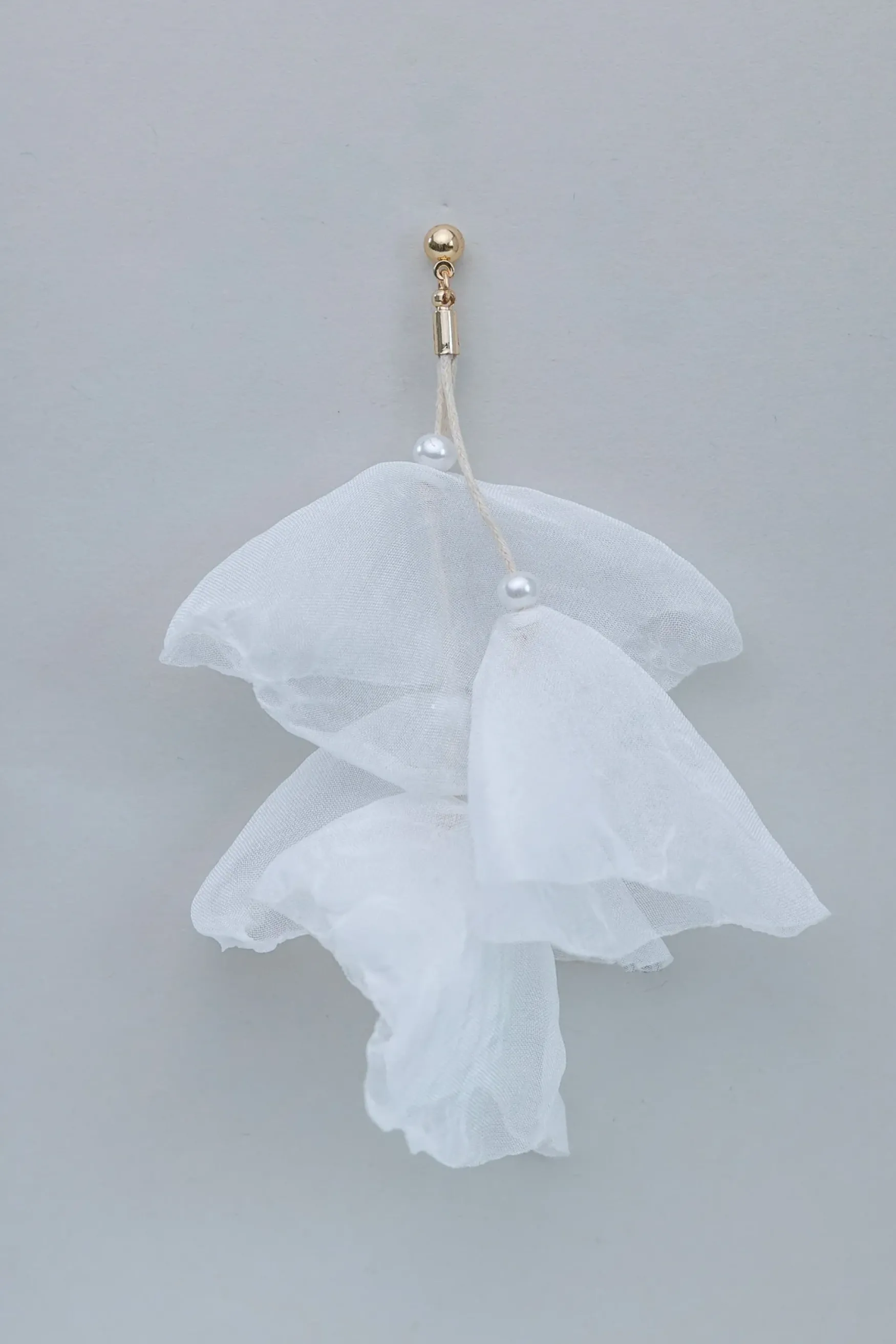 Outlet BOW19 details Flowy earrings, white w gold