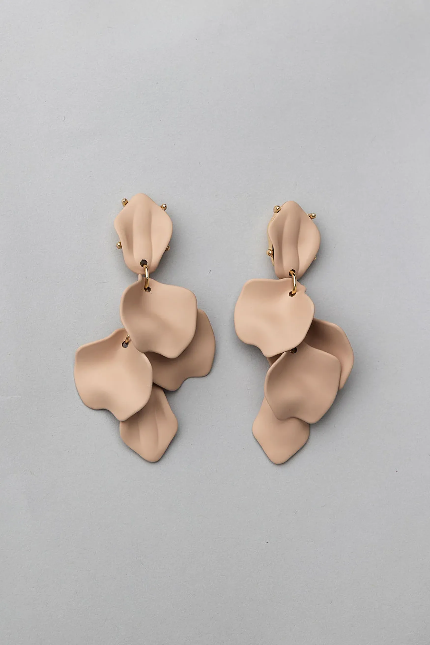 Discount BOW19 details Leaf earrings, matt beige
