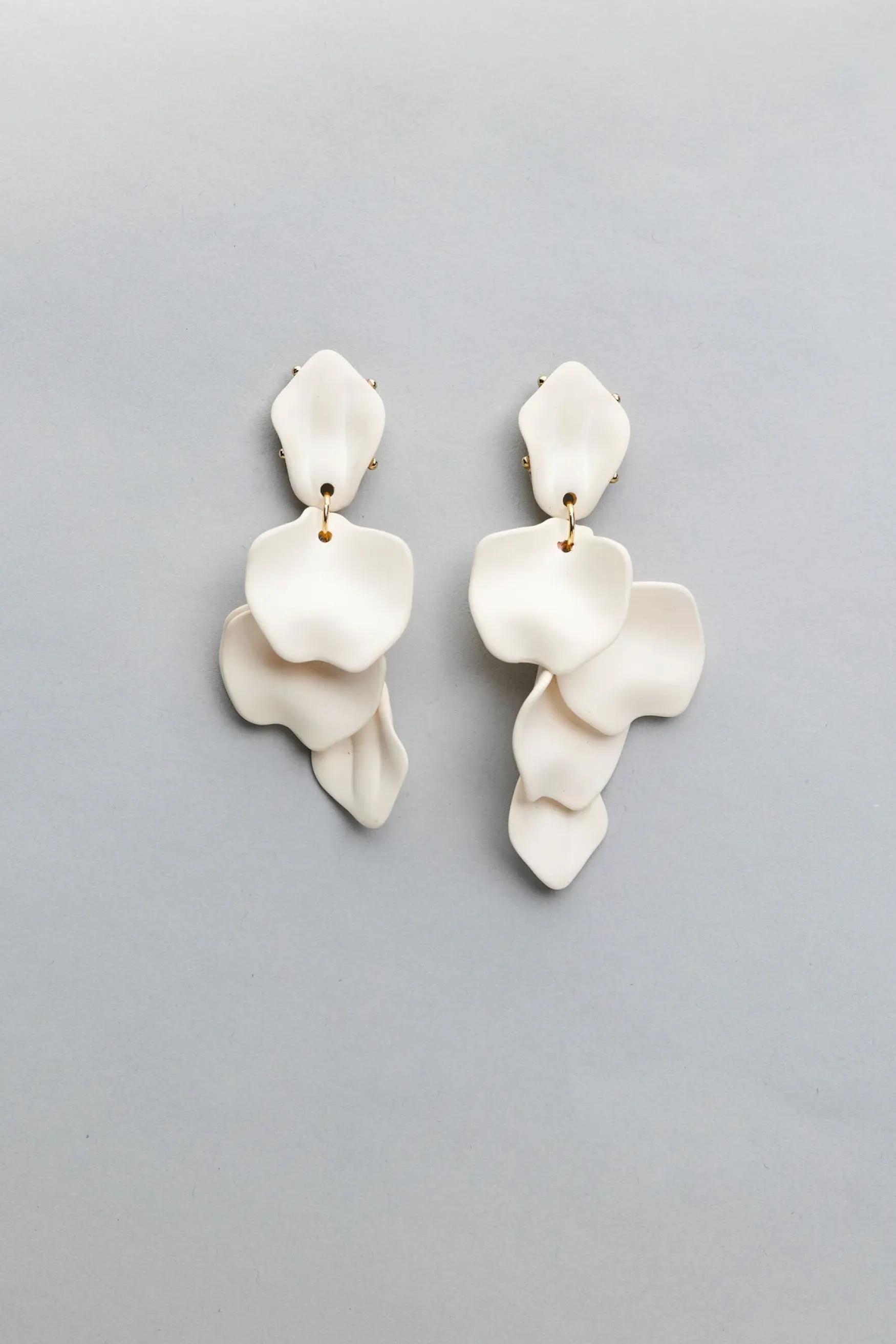 Fashion BOW19 details Leaf earrings, matt white