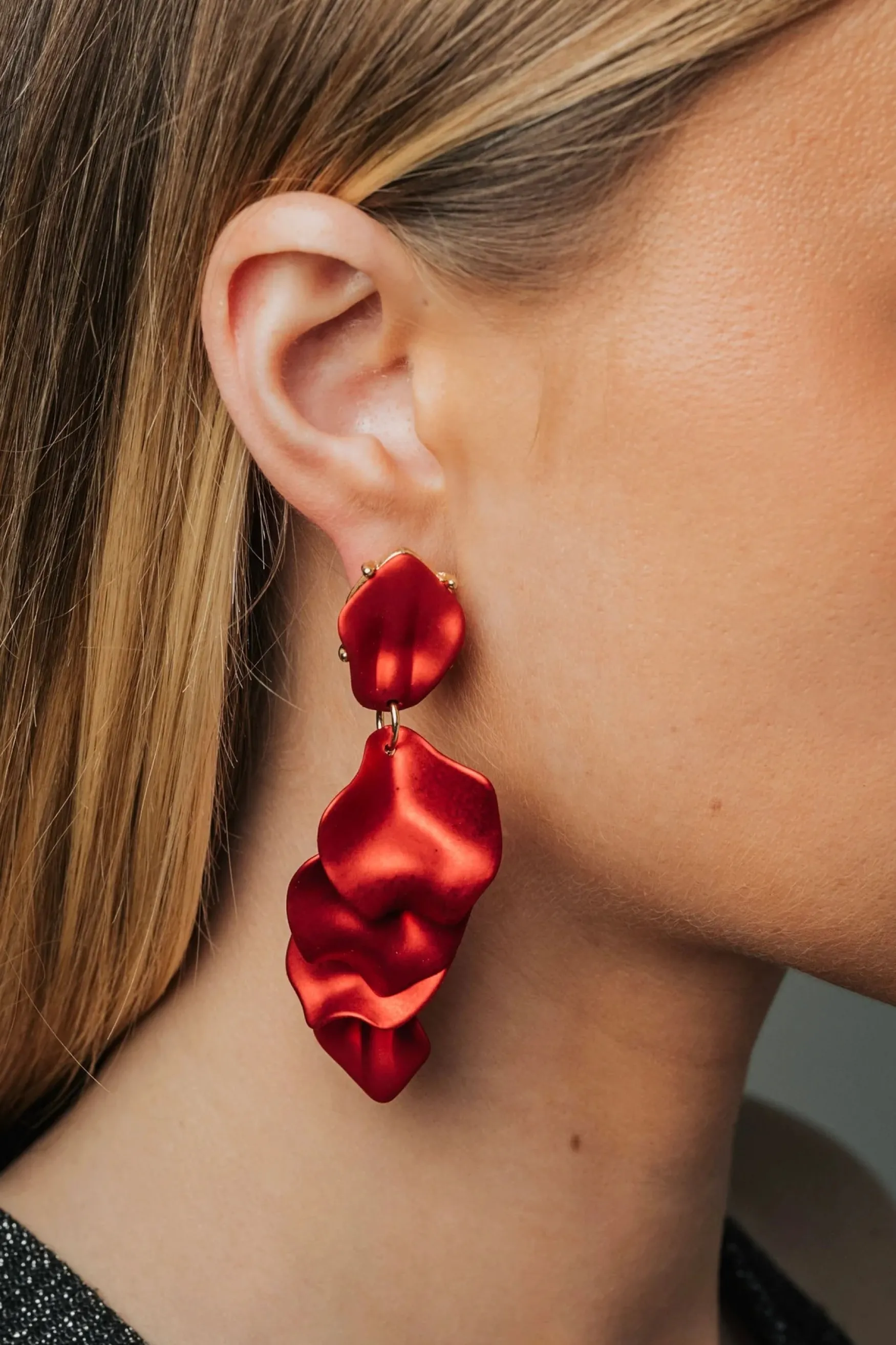 Online BOW19 details Leaf earrings, metallic wine red