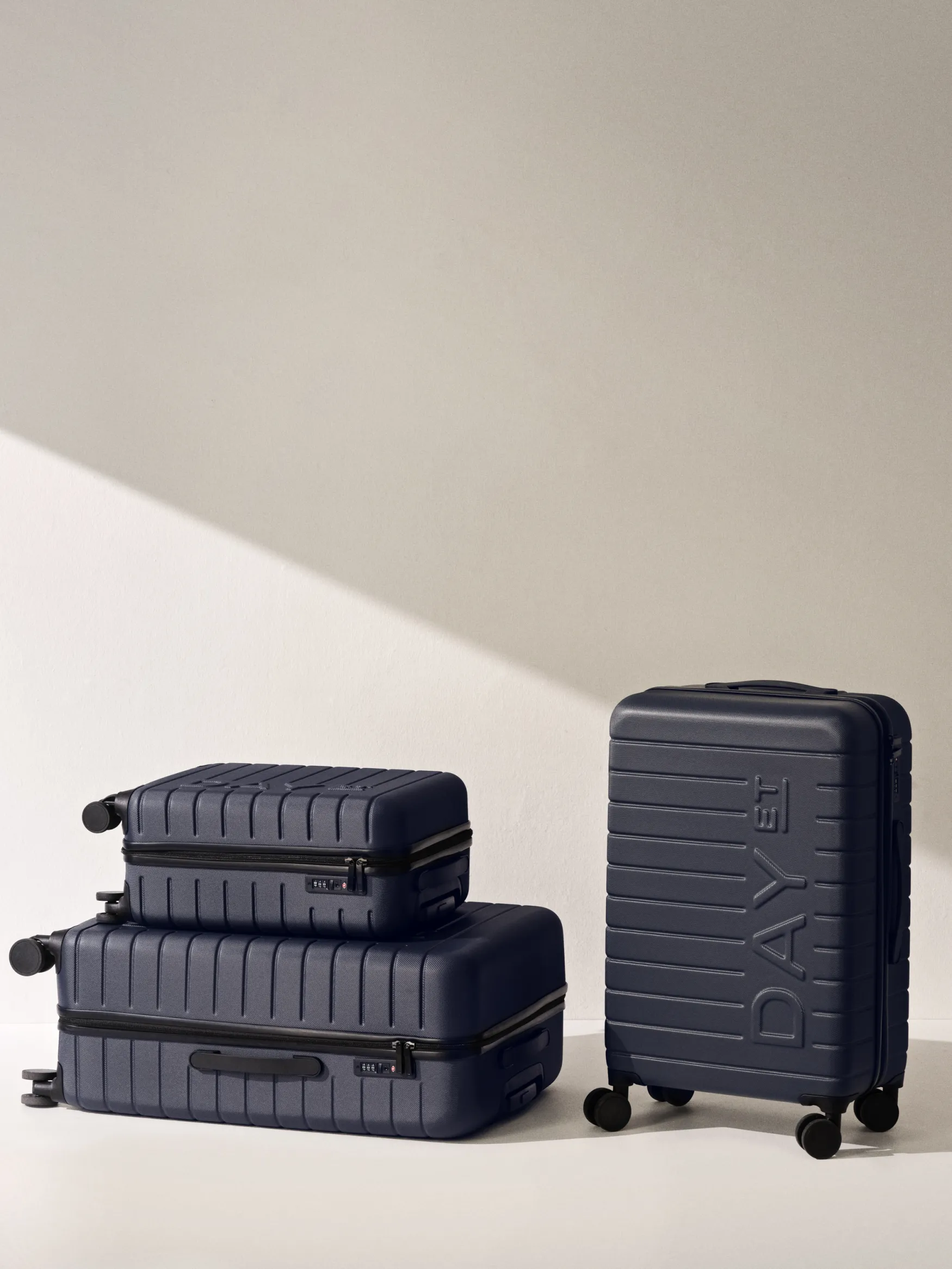 Outlet Day Et LHR 20" suitcase logo, navy blazer