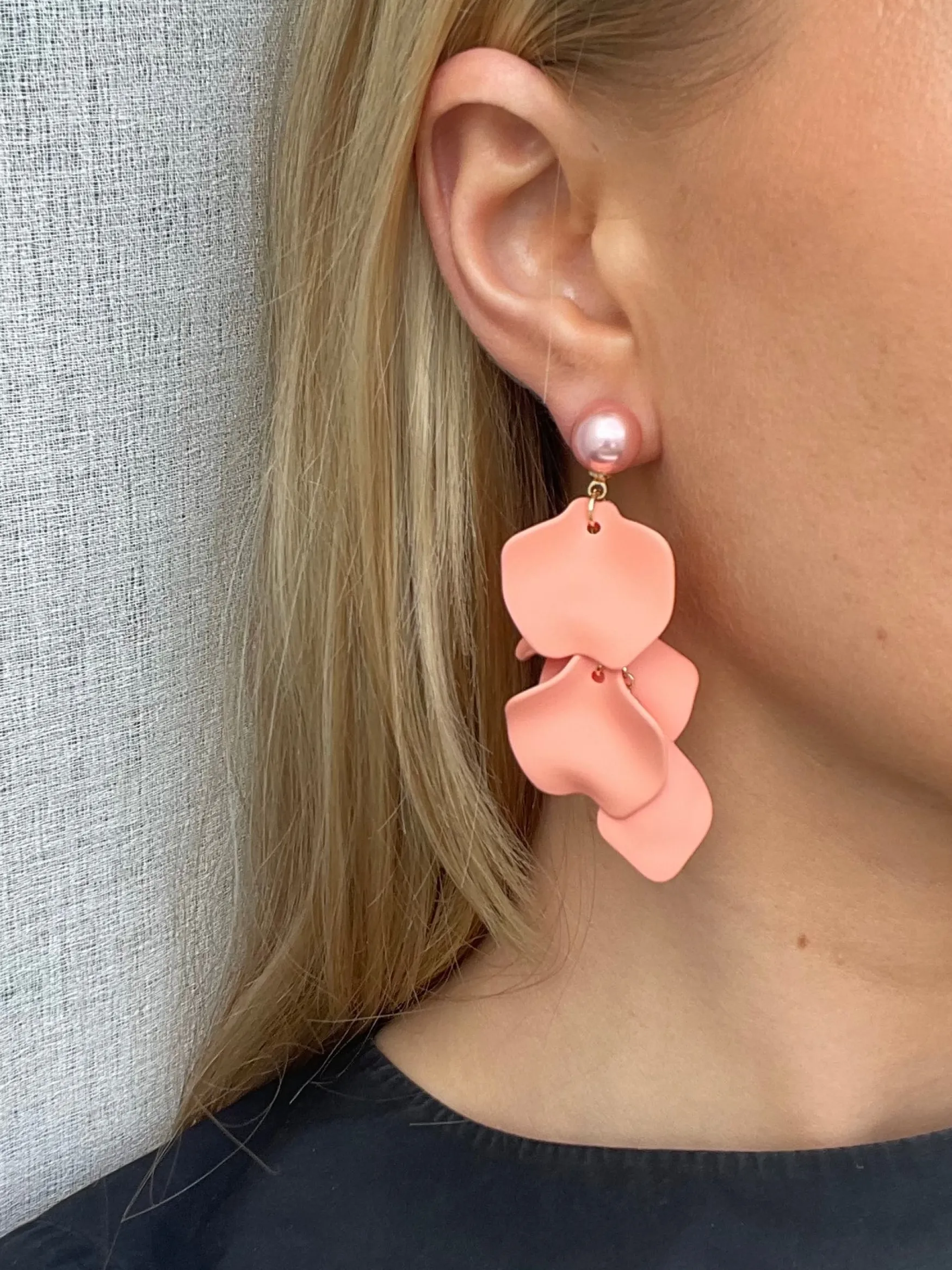 Online BOW19 details Pearl leaf earrings, coral