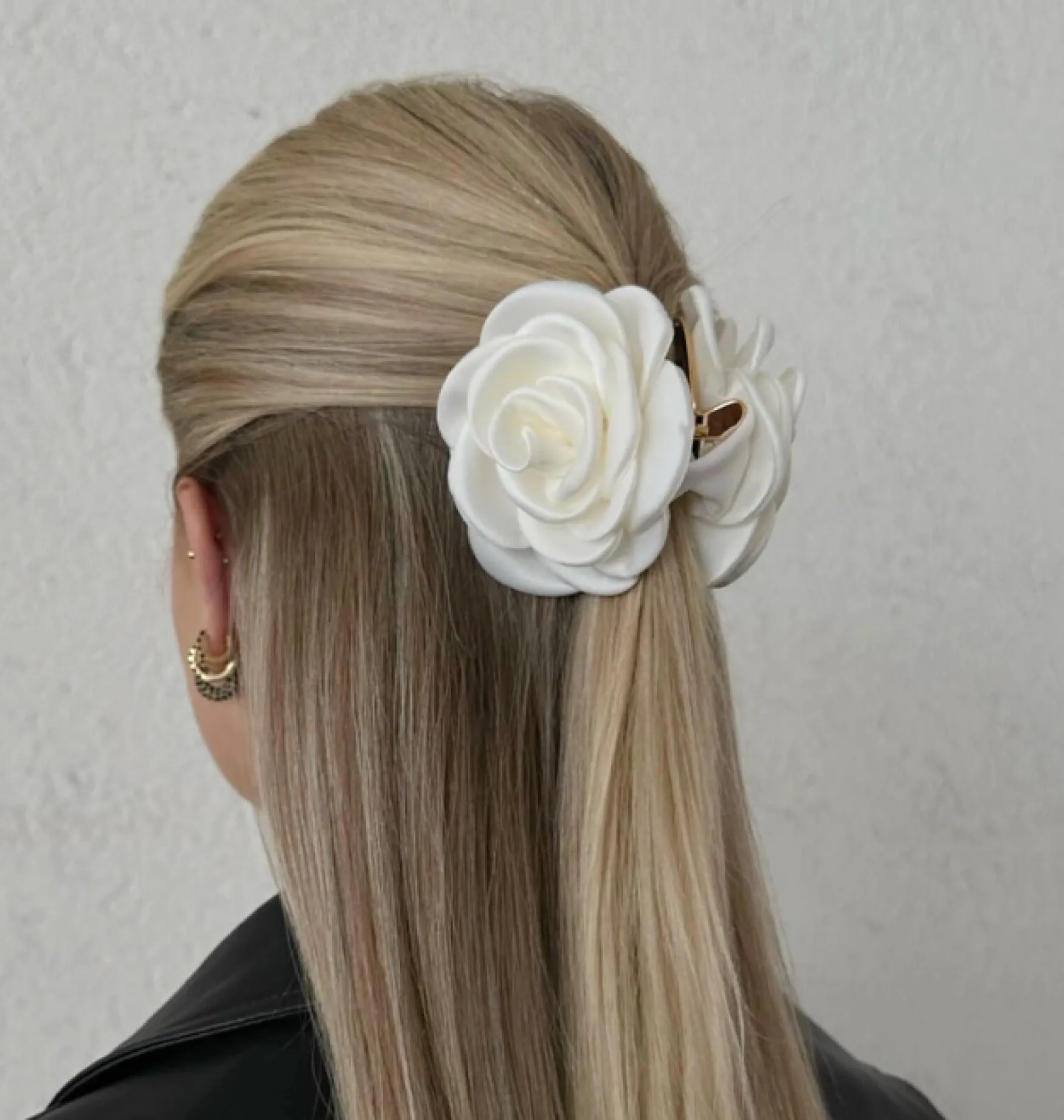 Outlet DARK department Satin rose hair claw, off white